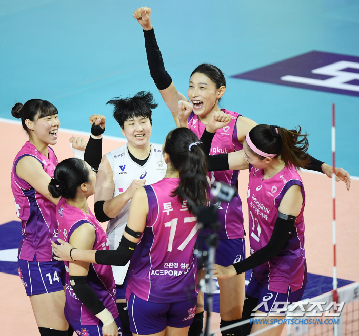 '36-year-old Kim Yeon-kyung 28 points - 21-year-old Jung Yoon-joo 21 points.' In its 15th year, both guns in Korea have exploded. Another 3-1 victory over the defending champion. Heungkuk Life Insurance has won nine consecutive games 