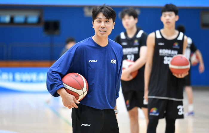  Commentator Kim Tae-sul, the new head coach of Goyang Sono. Former coach Kim Seung-ki made a drastic decision two days after his voluntary resignation