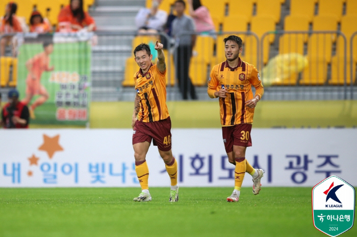 'Shin Chang-moo equalizer' Jeonbuk's Jeonbuk-like ending, which drew 1-1 with Gwangju, ended in 10th place, the worst performance in 18 years