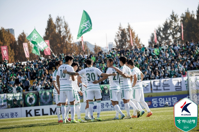 'Shin Chang-moo equalizer' Jeonbuk's Jeonbuk-like ending, which drew 1-1 with Gwangju, ended in 10th place, the worst performance in 18 years