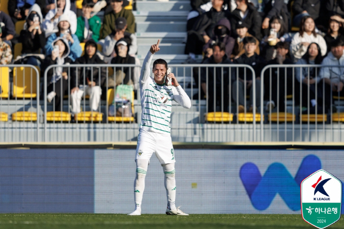 'Shin Chang-moo equalizer' Jeonbuk's Jeonbuk-like ending, which drew 1-1 with Gwangju, ended in 10th place, the worst performance in 18 years