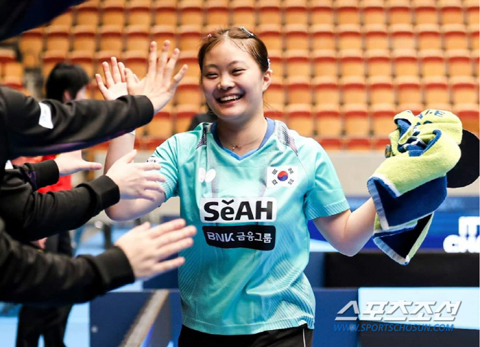 ''Yoon Nam-gyu's second generation' flew! U-19 女 table tennis beat Choi Kang-jung to the final round of the team tournament 