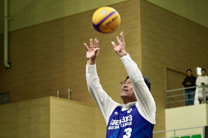 '3 to 3 basketball, which gives hope and potential to local residents and students, will make it bigger.' Salesman Promises Samcheok Mayor Park Sang-soo to Revive Samcheok