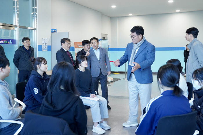 '3 to 3 basketball, which gives hope and potential to local residents and students, will make it bigger.' Salesman Promises Samcheok Mayor Park Sang-soo to Revive Samcheok