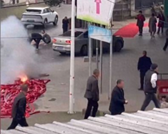 Festivals in front of the victim's house after the killer is released from prison'Again'Anger