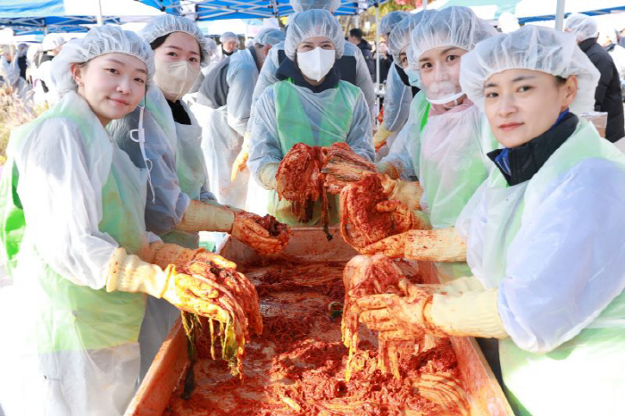 Hallim University's Gangnam Sacred Heart Hospital, Kimjang Sharing Volunteer, delivers warmth to the underprivileged