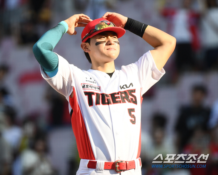 KIA Kim Do-young swept 'Trophy Collection Season'Best pitcher, Won Tae-in  Rookie Award, Kim Taek-yeon