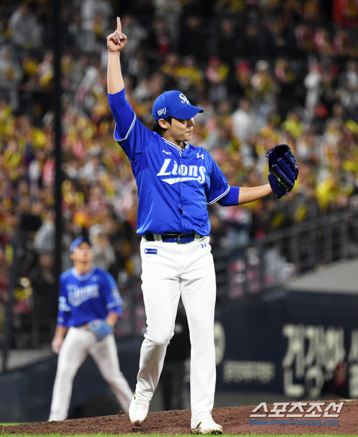 KIA Kim Do-young swept 'Trophy Collection Season'Best pitcher, Won Tae-in  Rookie Award, Kim Taek-yeon