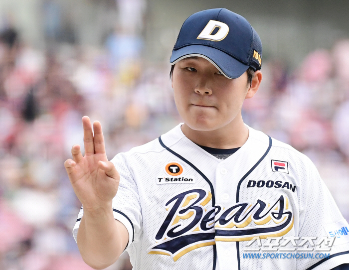 KIA Kim Do-young swept 'Trophy Collection Season'Best pitcher, Won Tae-in  Rookie Award, Kim Taek-yeon