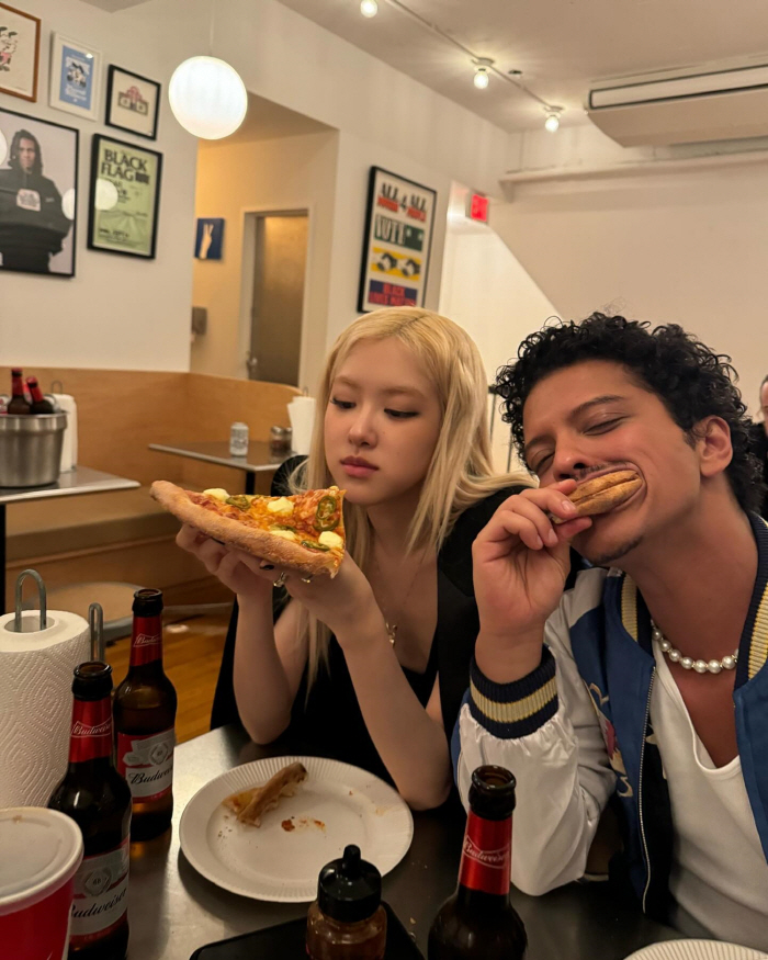 Rosé MAMA's afterparty Bruno Mars, folding pizza 'You know how to eat '