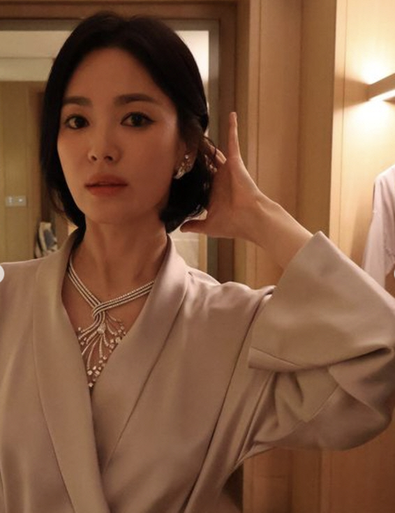 Song Hye-kyo, with her face...43-year-old's 'Visual Top Actress'