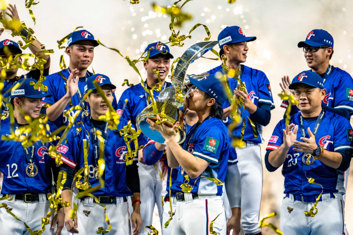 After the shock loss against Taiwan, he switched to the WBC system, joined two coaches, and seven coaches watched Ama Baseball the next morning, and a warm-up match against the Netherlands in March next year (Min Chang-ki's Japanese baseball)