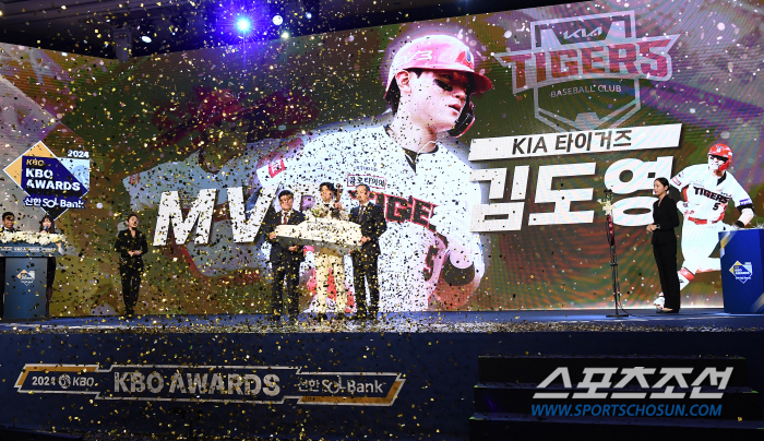 The coronation ceremony of a superstar who thinks about the future of Korean baseball is the first MVP born in the 2000s