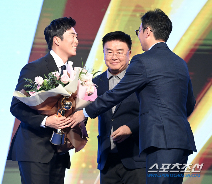 Heo Kyung-min, who won the prize, was the first to think of Doosan 'I've been so grateful for 16 years'