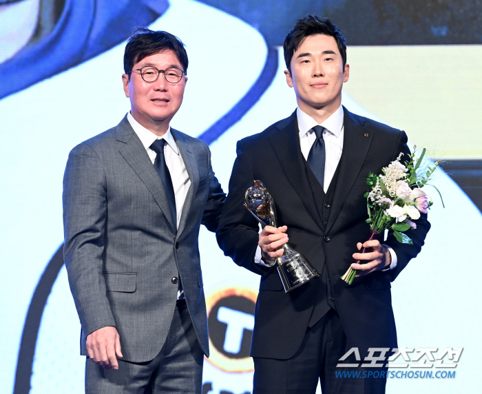 Heo Kyung-min, who won the prize, was the first to think of Doosan 'I've been so grateful for 16 years'