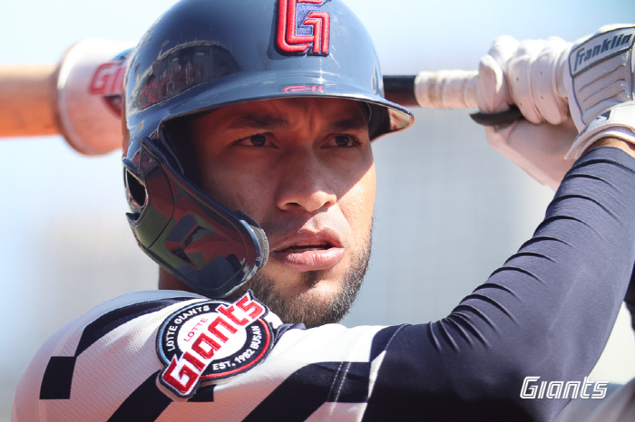 Lotte Successfully Reyes Reyes Re-signs, the New Hit...Total 1.25 million 