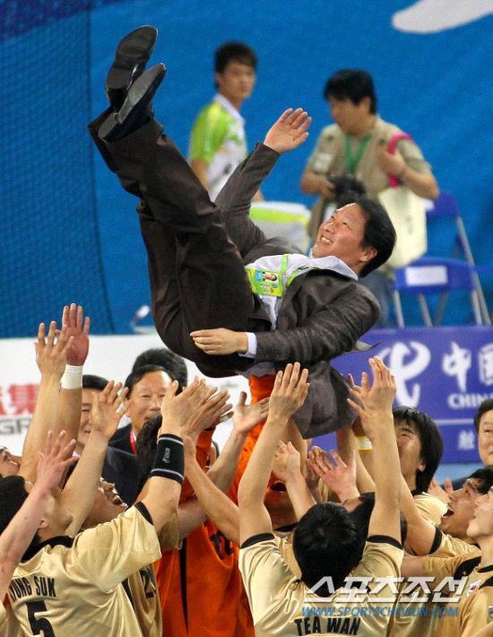 Rumor has it that Choi Tae-won, chairman of the Korea Handball Association, will take charge of the NO→SK affiliate