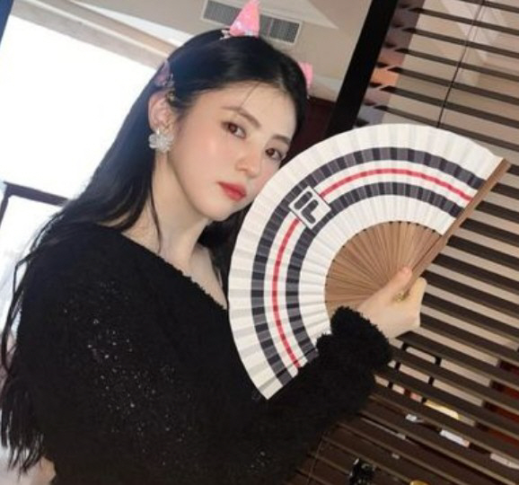  Han Sohee's butterfly pin and banana umbrella are perfect for her in Okinawa