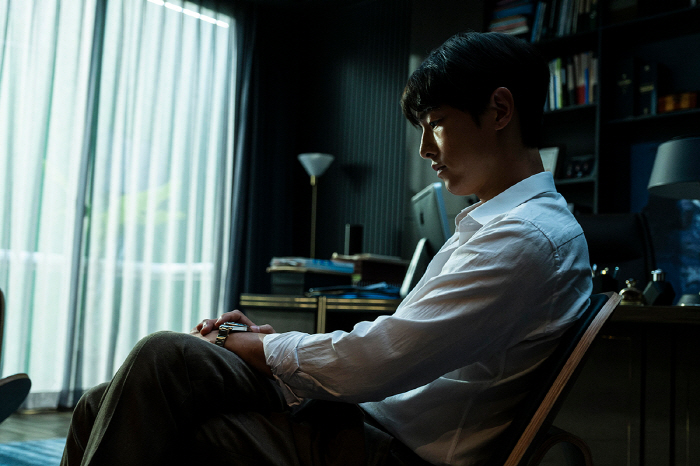 Song Joong-ki Unveils Complex Character in 'Bogota City of the Lost'