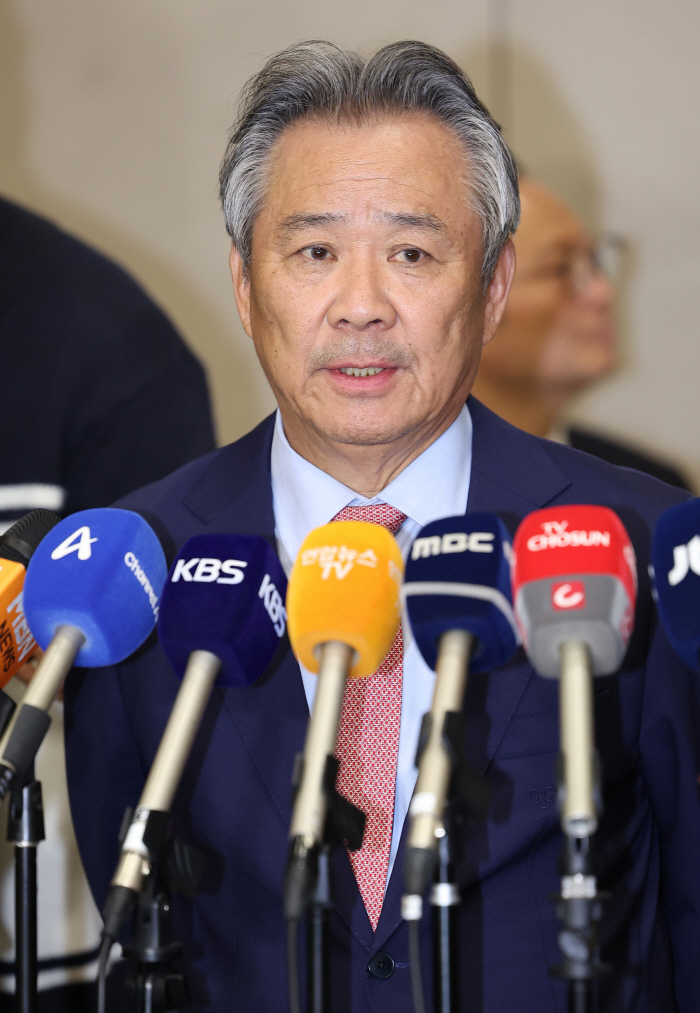 'Willing to run for the third term' Lee Ki-heung, chairman of the Korea Sports Council, submits a statement of intention to register candidates 