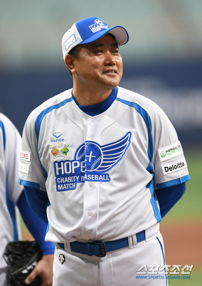 Director Royster X in Busan with Lee Dae-ho! Yang Jun-hyuk Charity Baseball Competition. Let's share our 12th hope