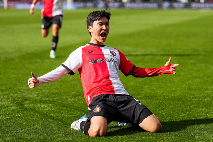 'It's Zidane, Zidane!' Captain SON praised it. Perfectly...Hwang In-beom is writing a miracle for the collapse of Manchester City'