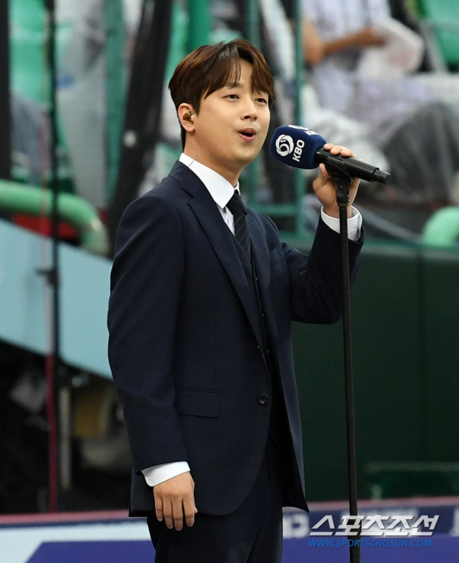  Lee Chanwon, who became the MC of KBS Entertainment Awards, takes over the live stage