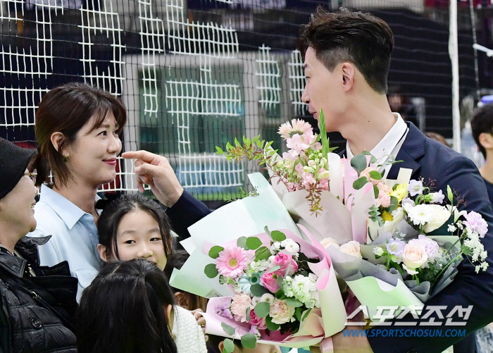 Park Chul-woo and Kim Kwang-guk say good-bye in front of Suwon home fans