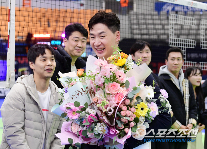 Park Chul-woo and Kim Kwang-guk say good-bye in front of Suwon home fans