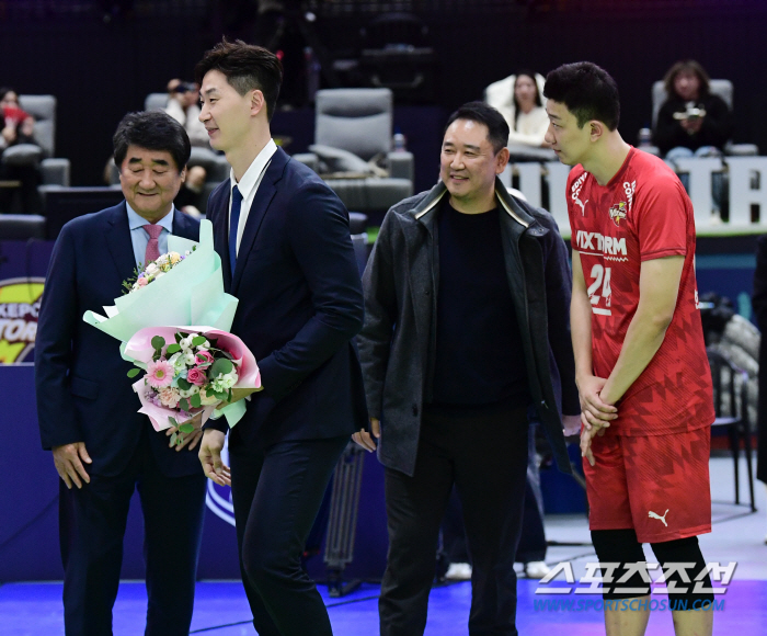 Park Chul-woo and Kim Kwang-guk say good-bye in front of Suwon home fans