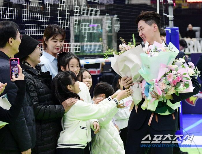 Park Chul-woo and Kim Kwang-guk say good-bye in front of Suwon home fans