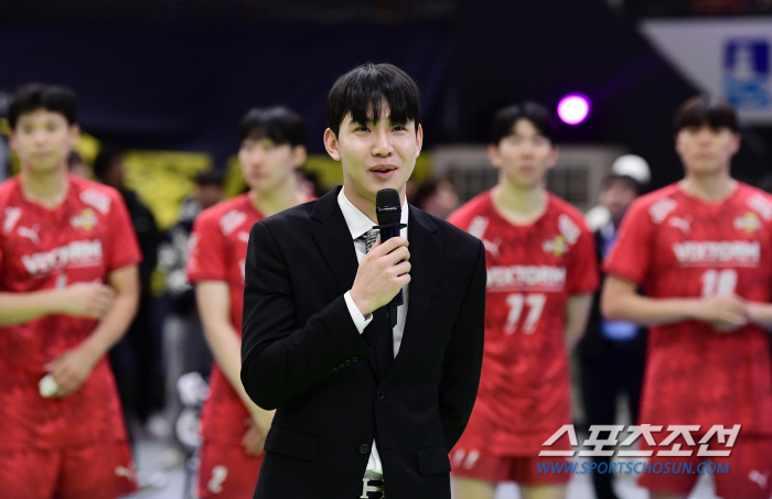 Park Chul-woo and Kim Kwang-guk say good-bye in front of Suwon home fans