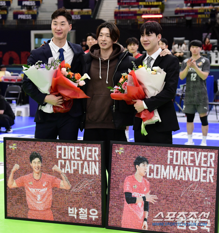 Park Chul-woo and Kim Kwang-guk say good-bye in front of Suwon home fans