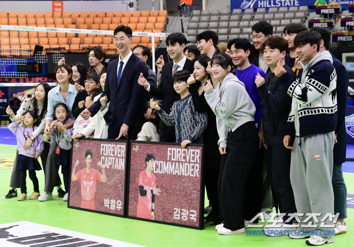 Park Chul-woo and Kim Kwang-guk say good-bye in front of Suwon home fans