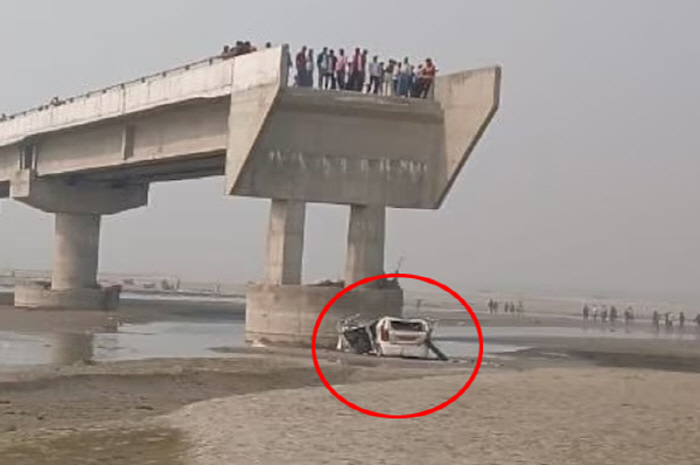 Three people are killed in an incomplete bridge while driving according to Google Maps