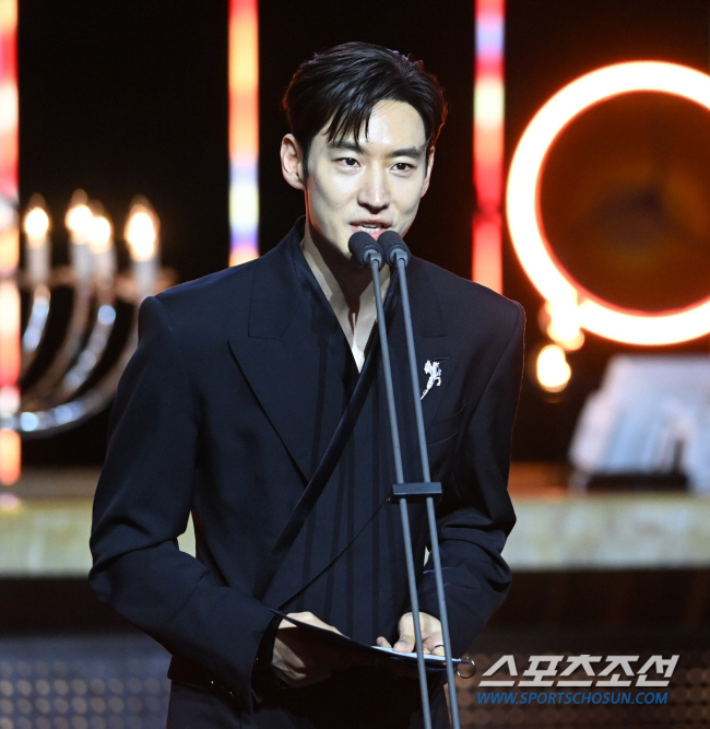  'Blue Dragon Man' mode ON..Lee Jehoon, the microphone that 'perfectionist' will receive