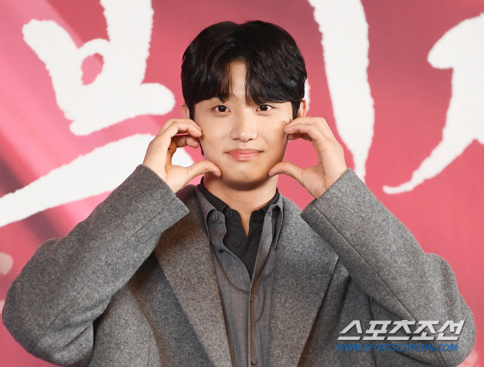  Kim Jaewon's cheek heart melting