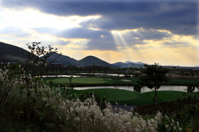 Winter that came all of a sudden, golf over? Jeju is left..XGOLF'Jeju 2 nights and 3 days package, 2 people can play 