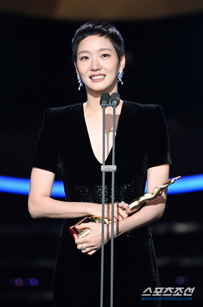  Kim Go-eun Wins Best Actress at the 45th Blue Dragon Film Awards