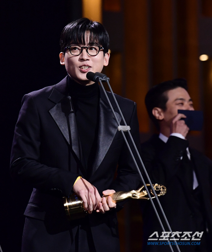  Director Cho Hyun-chul Wins Best New Director at the 45th Blue Dragon Film Awards