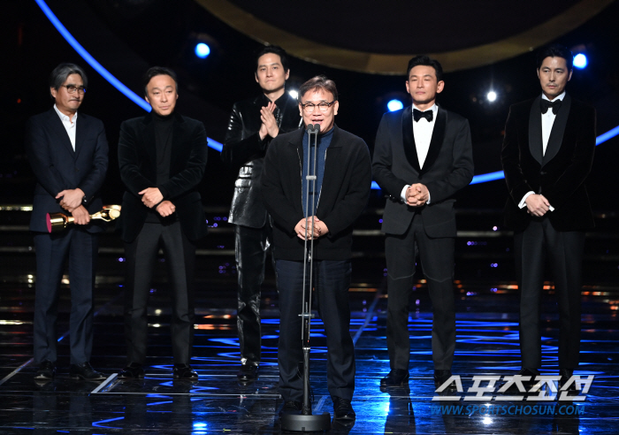 The 45th Blue Dragon Film Awards '12.12 The Day' Triumphs