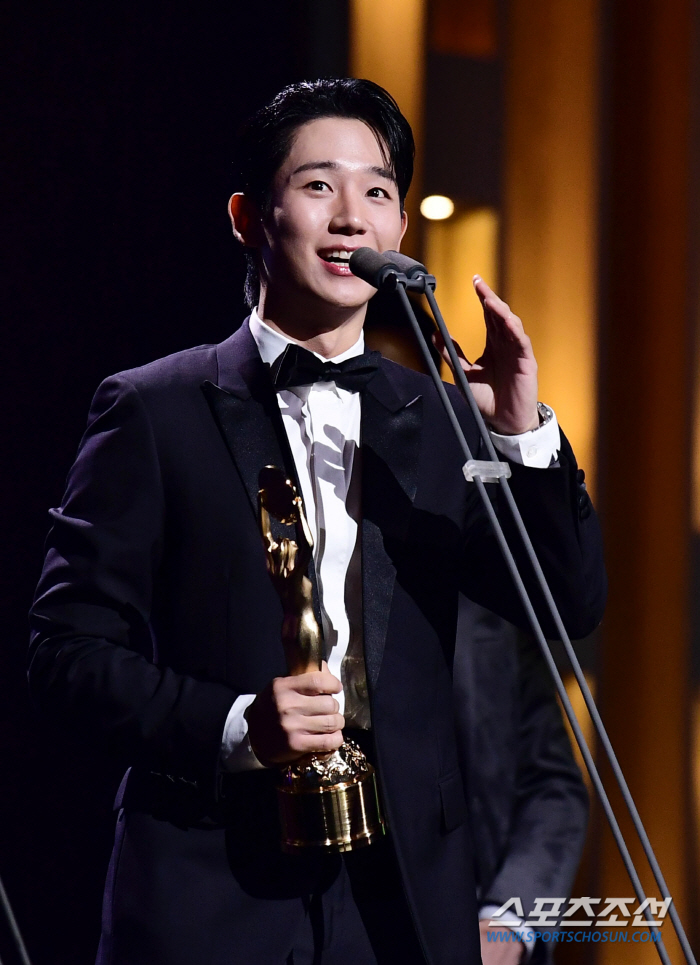  Jung Hae-in, Best Supporting Actor 'I endured it thanks to Hwang Jung-min, and I will continue to work hard even after 12 years.'