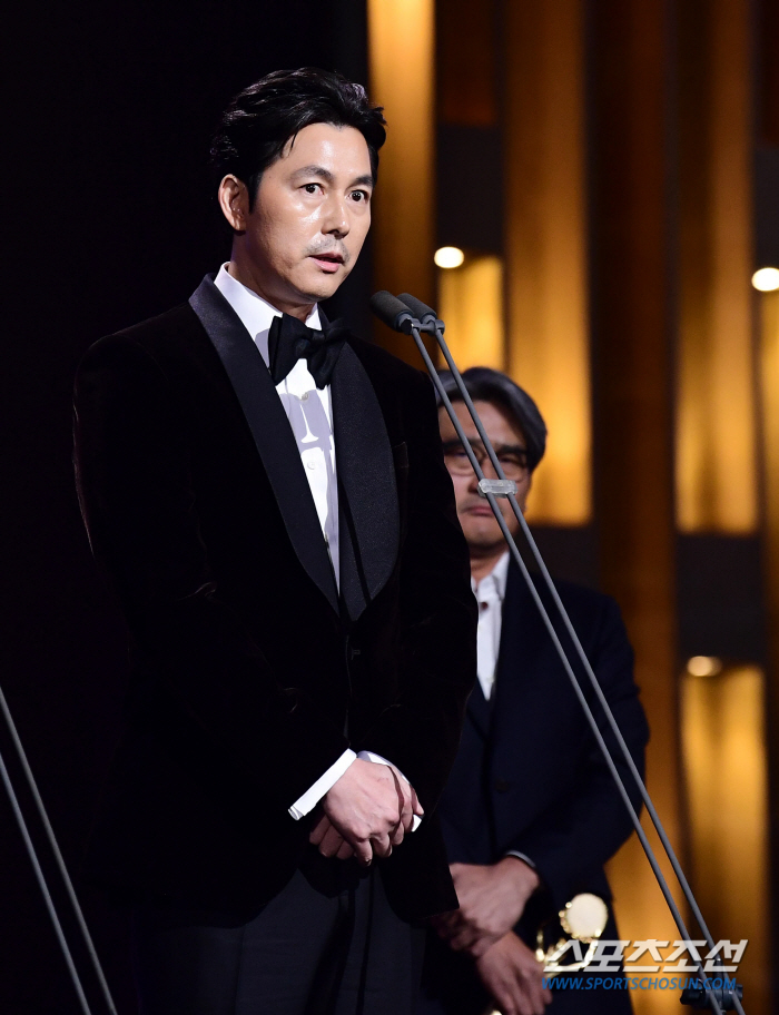  Jung Woo-sung bowed his head. 'I'll take all the rebukes.'To fulfill one's responsibilities as a father.'