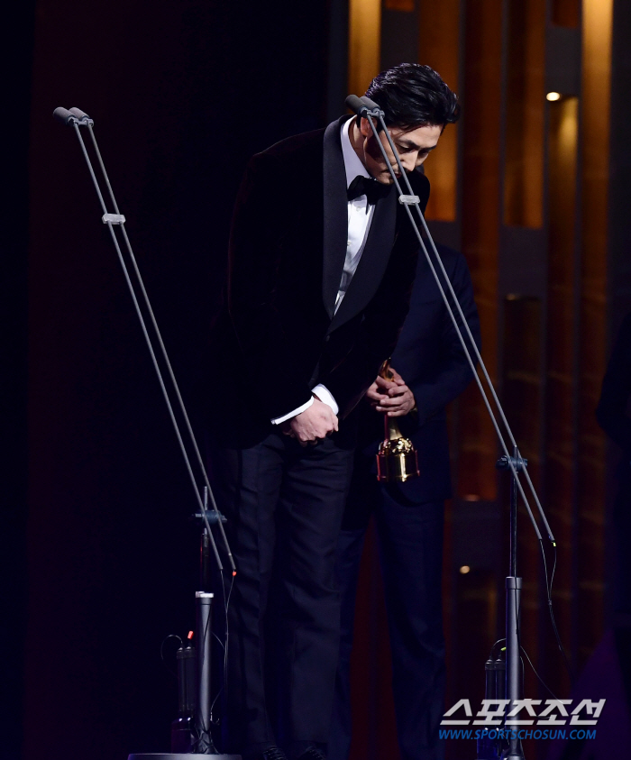  Jung Woo-sung bowed his head. 'I'll take all the rebukes.'To fulfill one's responsibilities as a father.'