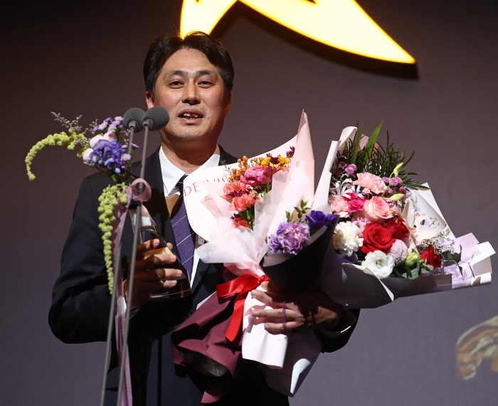  The K League 2 Coach Award goes to Anyang Coach Yoo Byung-hoon 'Football came before family, thank you family'