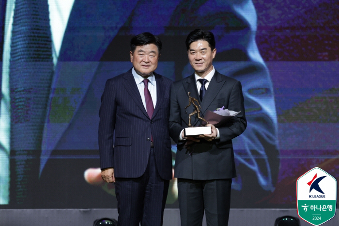  This season's K League 1 Coach Award is for Gangwon Yoon Jung-hwan 'Thanks to the players' I got emotional'