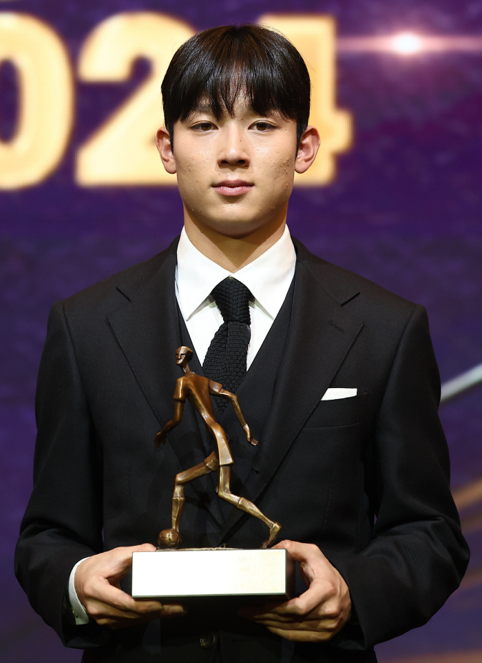  Wearing a suit for the first time 'Young People  2 Best 11 Awards'Yang Min-hyuk''Playing in all games is the most meaningful'