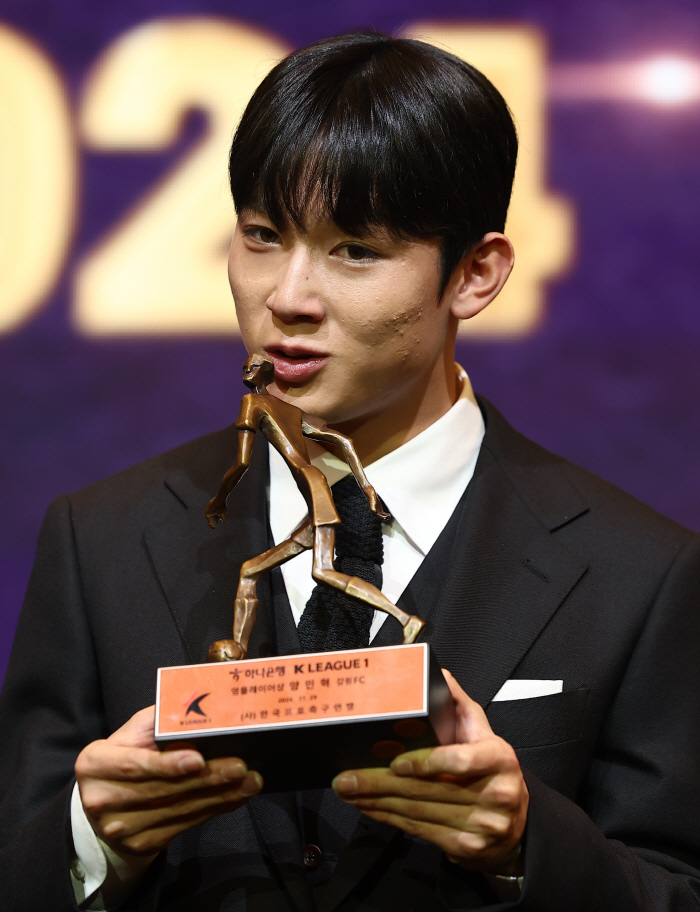  Wearing a suit for the first time 'Young People  2 Best 11 Awards'Yang Min-hyuk''Playing in all games is the most meaningful'