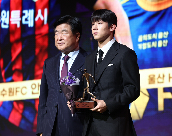  Wearing a suit for the first time 'Young People  2 Best 11 Awards'Yang Min-hyuk''Playing in all games is the most meaningful'