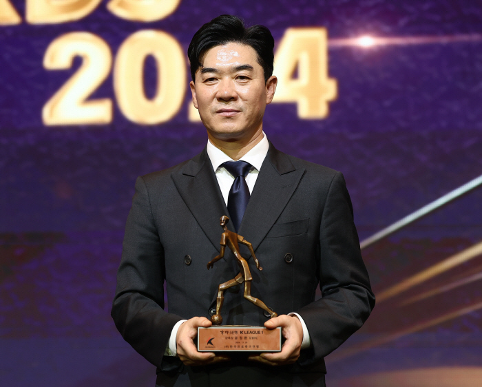 'K-League-J League Manager Award'Coach Yoon Jung-hwan'Re-contracting, I want to be evaluated according to the performance'